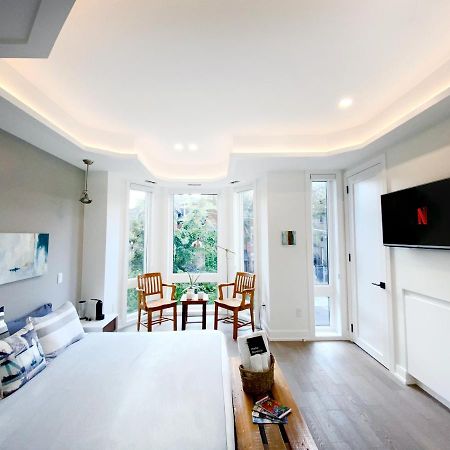 Elegant Downtown Home Торонто Екстериор снимка